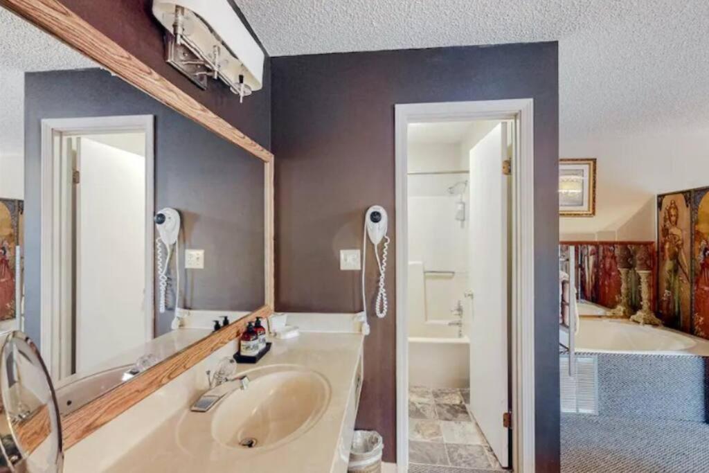 Jacuzzi Suite 206 At Tradewinds Eureka Springs Exteriér fotografie